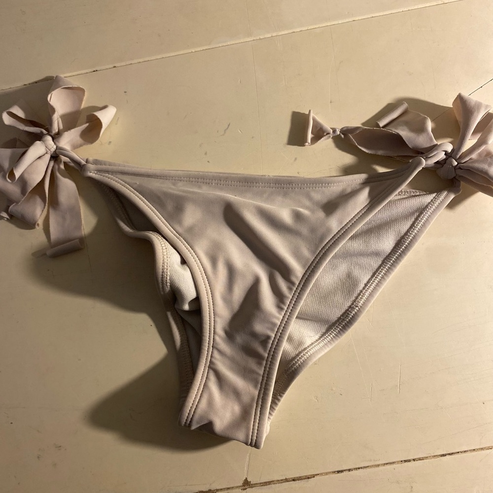 White tag cut off bikini bottoms #bikinibottoms I think xs scrunch butt
